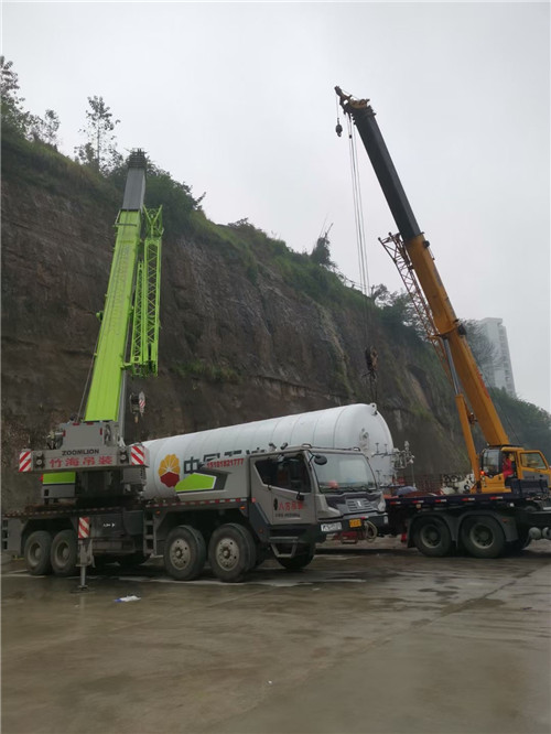 威远县“不怕风雨冻”—— 吊车的 “恶劣环境适应” 技术